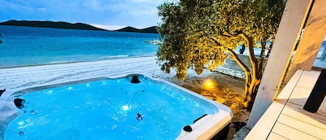 Jacuzzi at holiday home - 3 steps from the sea