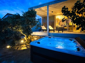 Jacuzzi in front of the holiday home - the lovely outside view