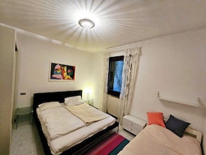 Schlafzimmer Doppelbett und Einzelbett