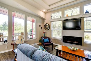 Living Room | Queen Sleeper Sofa | Free WiFi | Electric Fireplace | Smart TV