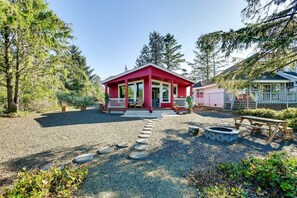 Exterior | Fire Pit | Covered Deck | Gas Grill | Canalfront