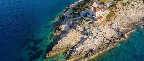 Der Blick auf das Anwesen von Vis Kroatien Luxusvilla Leuchtturm Ligero am Meer mit Jacuzzi.