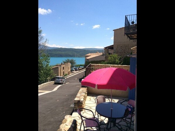 La terrasse, la rue et la vue