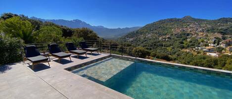 Bain de soleil, mer, montagnes et eau à 29 degrés, un petit paradis.