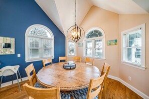 Dining area with 8 seats
