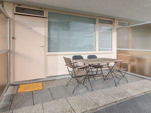 Möbel, Tabelle, Gebäude, Stuhl, Holz, Schatten, Interior Design, Fussboden, Gartenmöbel, Flooring