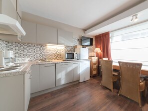 Cabinetry, Countertop, Eigentum, Gebäude, Möbel, Küche, Herd, Küchengerät, Holz, Beleuchtung