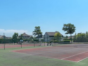 Ciel, Tennis, Court De Tennis, Plante, Équipement De Tennis, Arbre, Ombre, Sport Raquette, Espace Public, Jeu De Balle