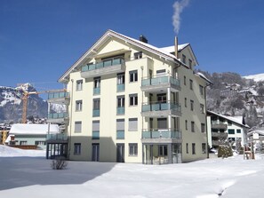 Himmel, Gebäude, Schnee, Fenster, Berg, Haus, Urban Design, Wolke, Steigung, Fassade