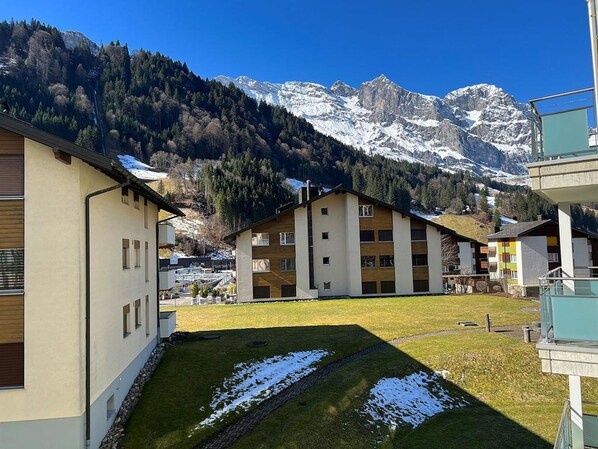 Himmel, Gebäude, Eigentum, Berg, Fenster, Pflanze, Natürliche Landschaft, Haus, Baum, Schnee