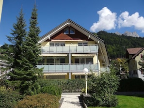 Himmel, Pflanze, Gebäude, Wolke, Fenster, Baum, Haus, Holz, Urban Design, Steigung