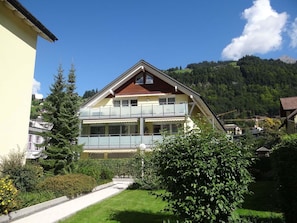 Himmel, Pflanze, Gebäude, Wolke, Fenster, Baum, Haus, Holz, Urban Design, Steigung