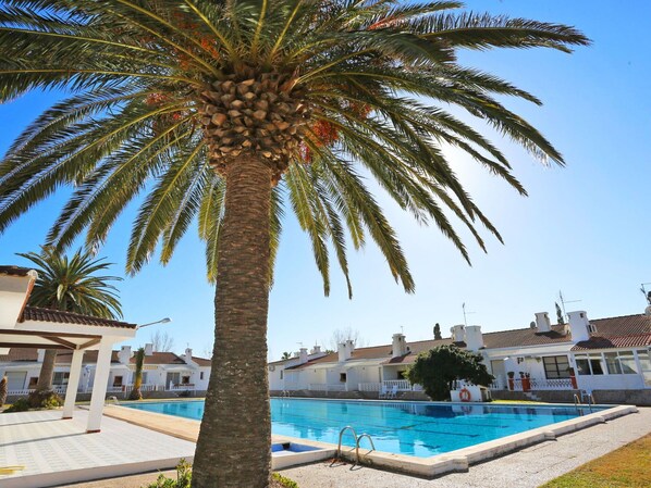 L'Eau, Ciel, Plante, Propriété, Bleu Azur, Bleu, Bâtiment, Piscine, Arbre, Mobilier De Jardin