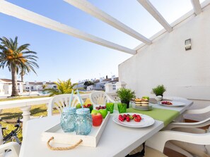 Table, Vaisselle, Ciel, Aliments, Propriété, Meubles, Bâtiment, Plante, Bleu Azur, Design Intérieur