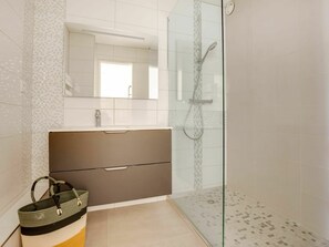 Window, Plumbing Fixture, Interior Design, Shower Head, Flooring, Floor, Bathroom, House, Building