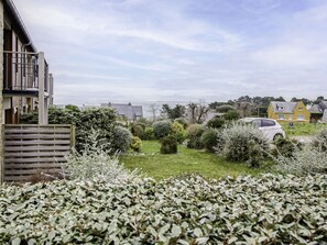 Himmel, Pflanze, Wolke, Gebäude, Blume, Vegetation, Grundstueck, Gras, Haus, Landschaft