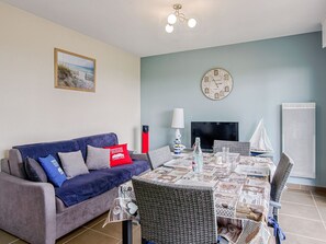 Möbel, Eigentum, Bilderrahmen, Tabelle, Azurblau, Holz, Beleuchtung, Interior Design, Wohnzimmer, Fussboden