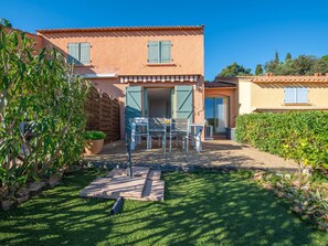 Nuage, Ciel, Plante, Bâtiment, Fenêtre, Maison, Lot Terre, Arbre, Herbe, Chalet