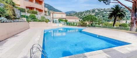 L'Eau, Plante, Ciel, Nuage, Jour, Propriété, Bâtiment, Piscine, Bleu Azur, Arbre