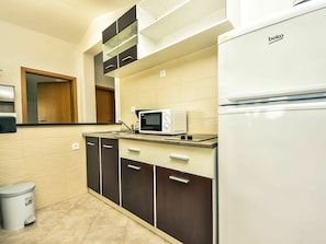 Cabinetry, Bâtiment, Comptoir, Meubles, Appareil De Cuisine, Cuisinière, Cuisine, Tiroir, Bois, Électroménager