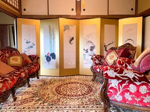 ・ Antique sofa and folding screen that match the retro atmosphere