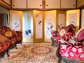 ・ Antique sofa and folding screen that match the retro atmosphere