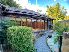・ The large glass door facing the garden is impressive