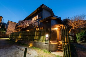 Fassade der Unterkunft – Abend/Nacht
