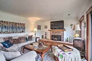 Living Room | Smart TV | Gas Fireplace