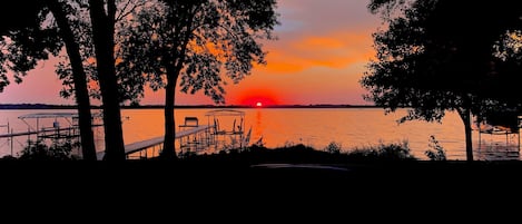Amazing lake view. Enjoy the sunset!
