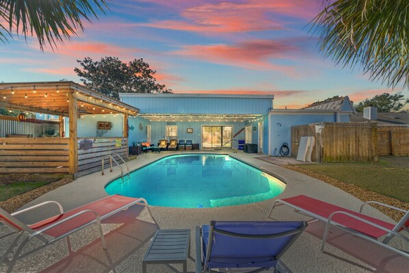 Private pool oasis & tiki bar under the stars