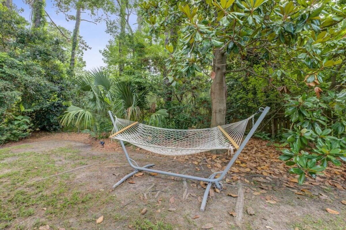 The Tropic – Close to Downtown and Beaches, Fire Pit, Pet Friendly