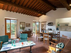 Tabelle, Möbel, Eigentum, Bilderrahmen, Stuhl, Holz, Fenster, Interior Design, Wohnzimmer, Fussboden