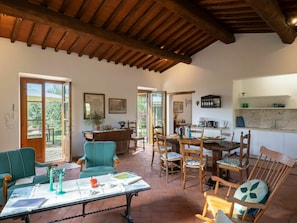 Tabelle, Möbel, Eigentum, Bilderrahmen, Stuhl, Holz, Fenster, Interior Design, Wohnzimmer, Fussboden