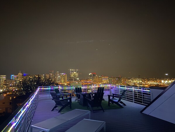 Those Nashville skyline views are amazing ! What a chill place to hang out. 