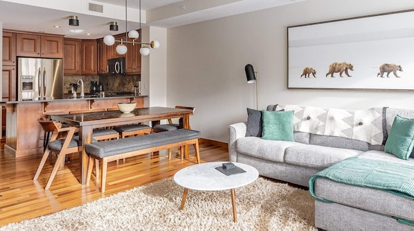 Open plan living, professionally decorated and featuring stunning photography by local artists - your vacation begins here!