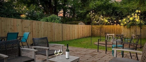 Rest & relax in a fully fenced in backyard catching up with your family/friends