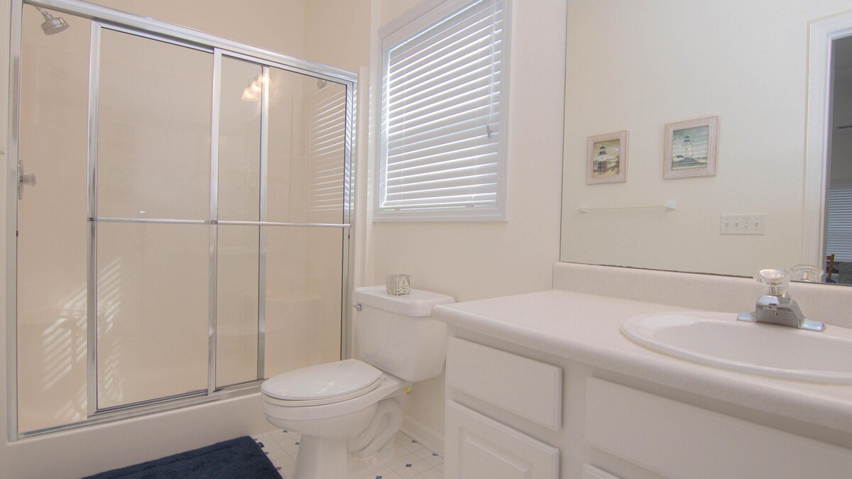 Adorable 3 Bedroom Next to Boardwalk and Close to Pools Sleeps 8