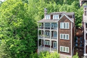 Rear view of Summy Summit with 3 levels of decks