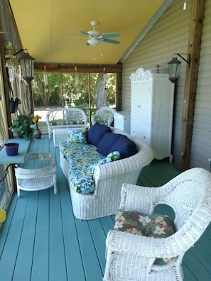 Carolina room / Rear porch