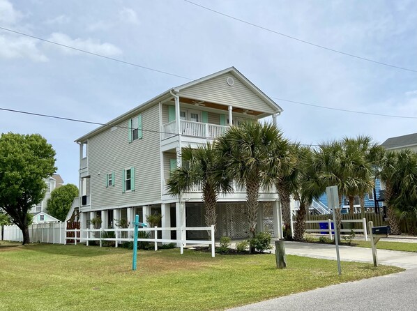 5 Bedroom, 3 Full and 2 half bath home 100 steps from the sand of Surfside beach