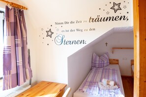 Gemütliche Mansardenwohnung 2-Kinderzimmer mit zwei getrennten Betten oder auch Doppelbett möglich, FW 2