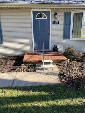 Portable Steps inside front door for Front  Stoop