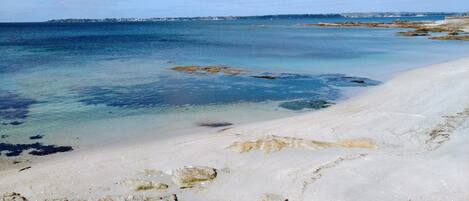 Plage des Dames, à 100m de l'appartement, juste en sortie de venelle privée.