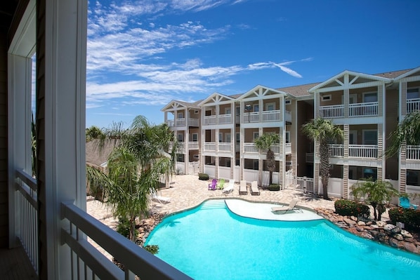 Luxurious Townhome Overlooking Tropical Pool (70)