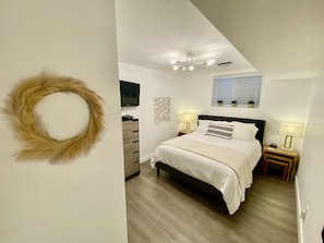 Queen bedroom with a Westin Heavenly mattress.