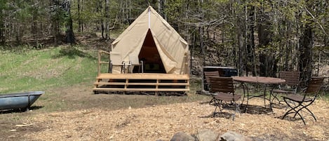 Wedding Hill Glamping Site

Includes grill and fire pit

All linens provided