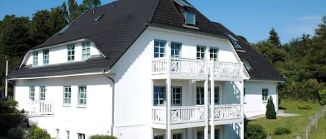 Das Ferienhaus unsere Wohnung ist im EG rechts mit der Terrasse und dem Balkon