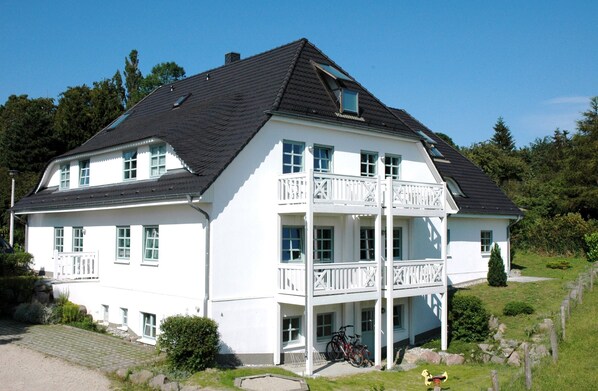 Das Ferienhaus unsere Wohnung ist im EG rechts mit der Terrasse und dem Balkon