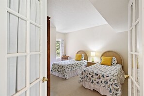 Guest bedroom with Twin Beds